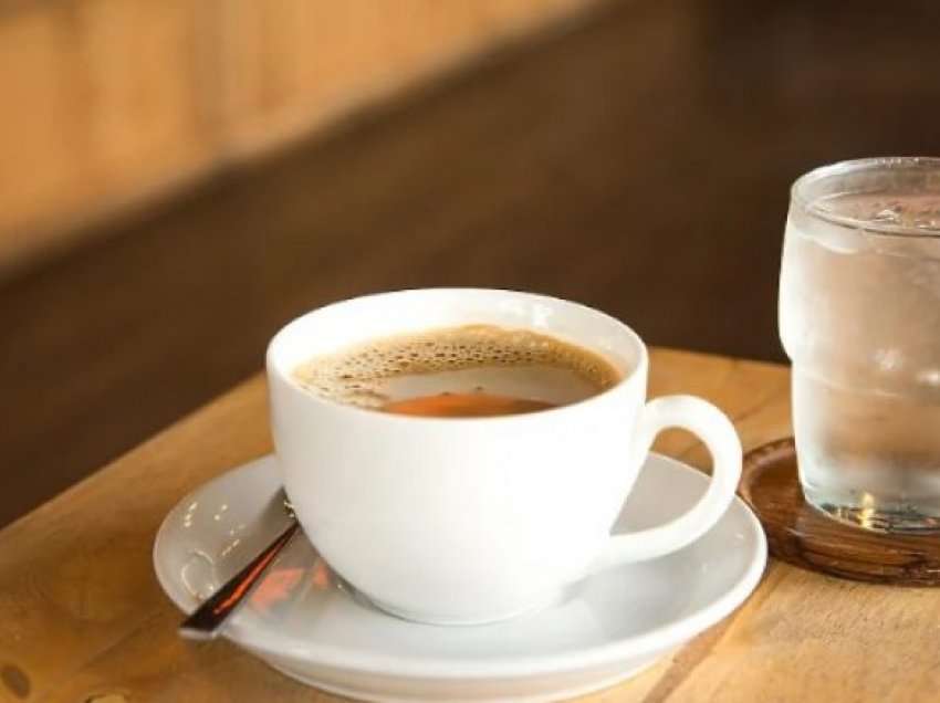 A e dini pse kafeja shërbehet edhe më një gotë ujë?