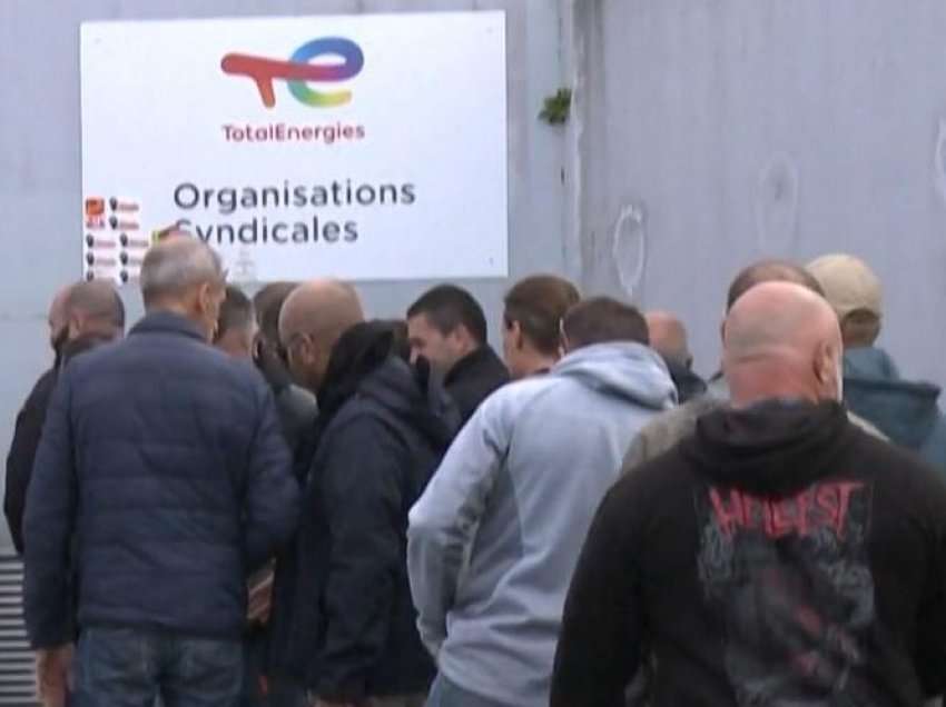 Vijon greva e naftëtarëve në Francë, kaos në pikat e karburanteve
