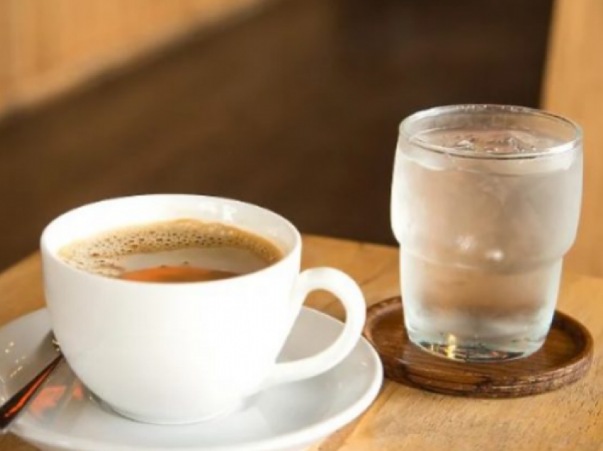 Pse kafeja shërbehet edhe me një gotë ujë