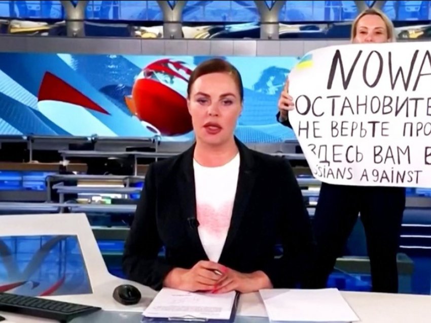 Gazetarja ruse e akuzuar për përhapjen e 'lajmeve të rreme' largohet nga vendi
