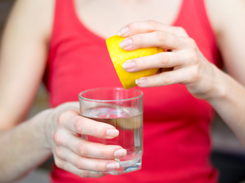 5 arsyet pse duhet të pini ujë me limon çdo ditë të jetës suaj