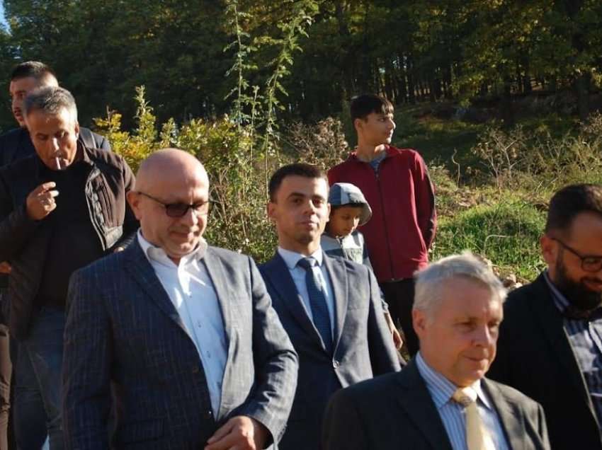 Ambasadori Rohde viziton komunitetin ashkali në Ferizaj 