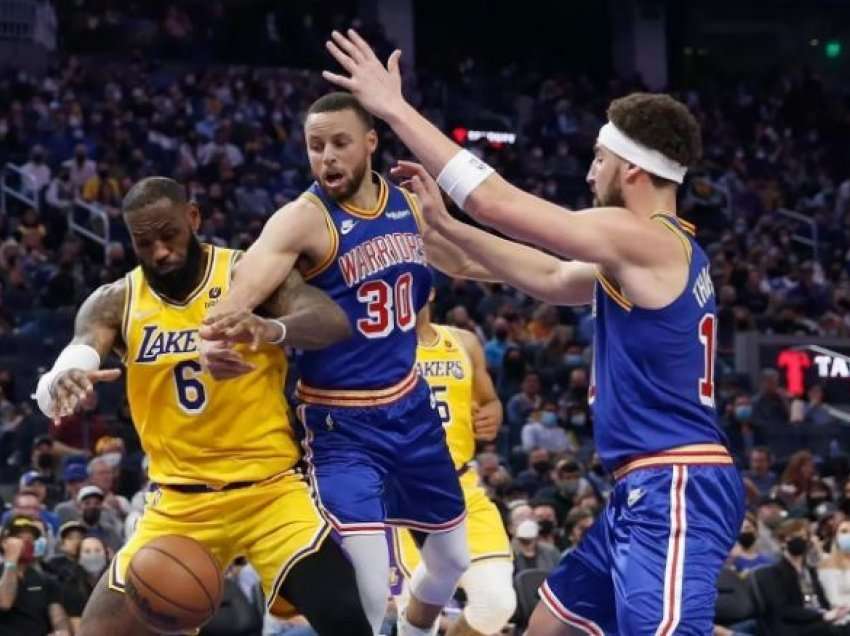Curry ndihmon kampionët e Warriors për të mundur Lakers