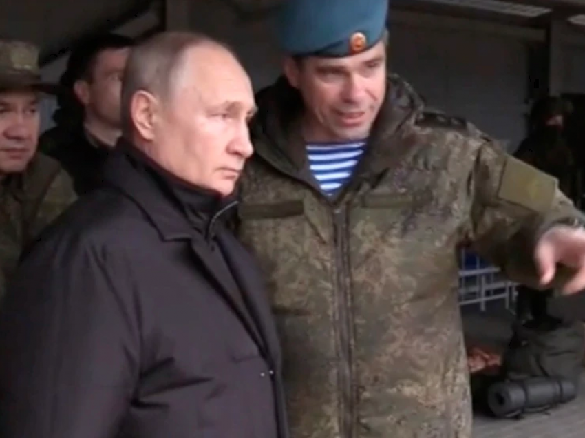 Putini viziton qendrën e stërvitjeve ushtarake në Rusi