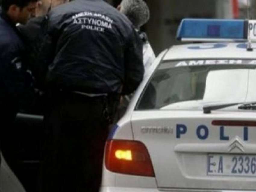 Shqiptari gjendet i vrarë brenda një makine në Athinë