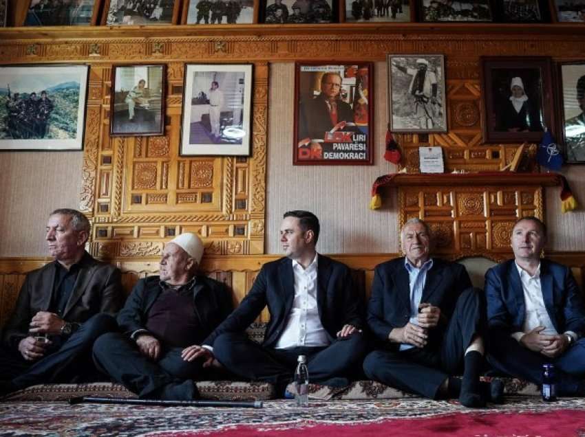​Abdixhiku këmbëkryq në odën e Sali Çekajt: Mes kujtimeve për patriotët e mëdhenj të vendit