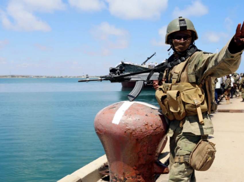 Shpërthim makine, të shtëna me armë zjarri në hotelin në Kismayu të Somalisë