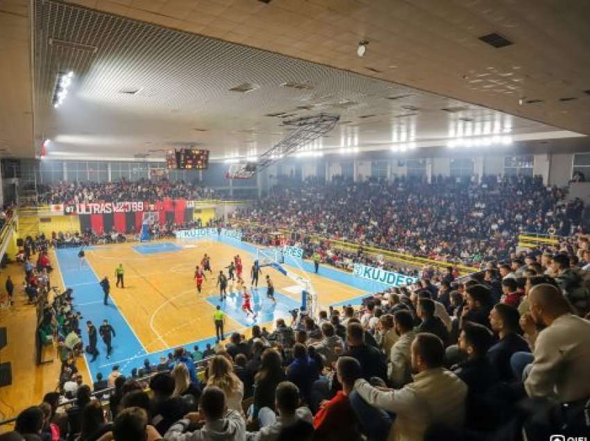 Skandal në derbin e basketbollit, në Gjakovë u vërshëllye himni i Kosovës
