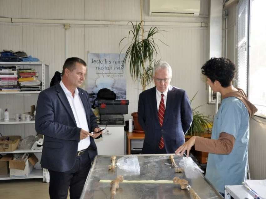 ​Ambasadori Murphy viziton projektin për identifikimin e viktimave të gjenocidit në Srebrenicë