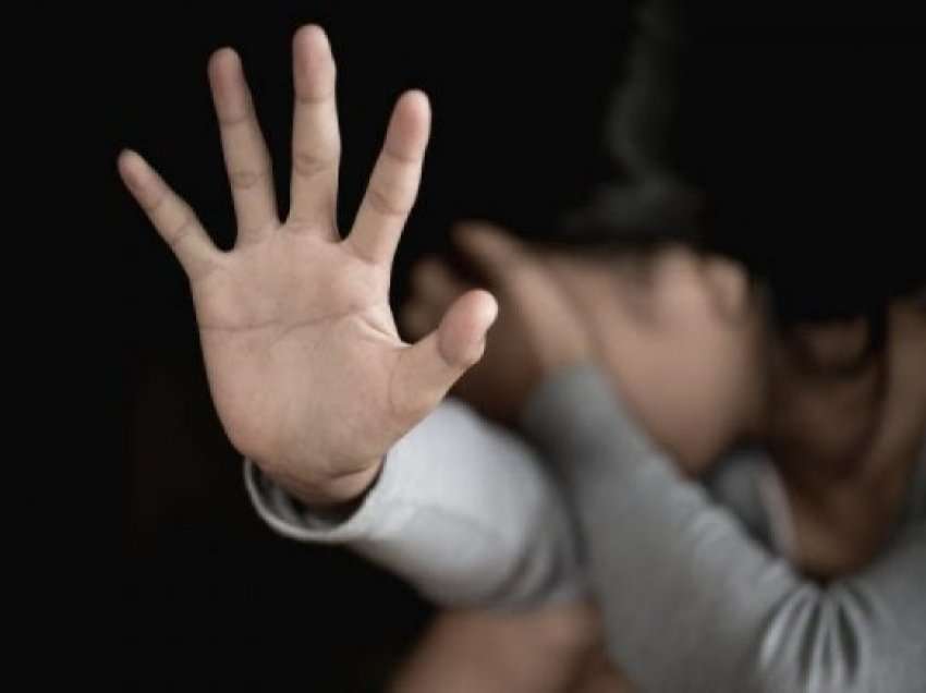 ​Babai rrahu vajzën në Fushë Kosovë