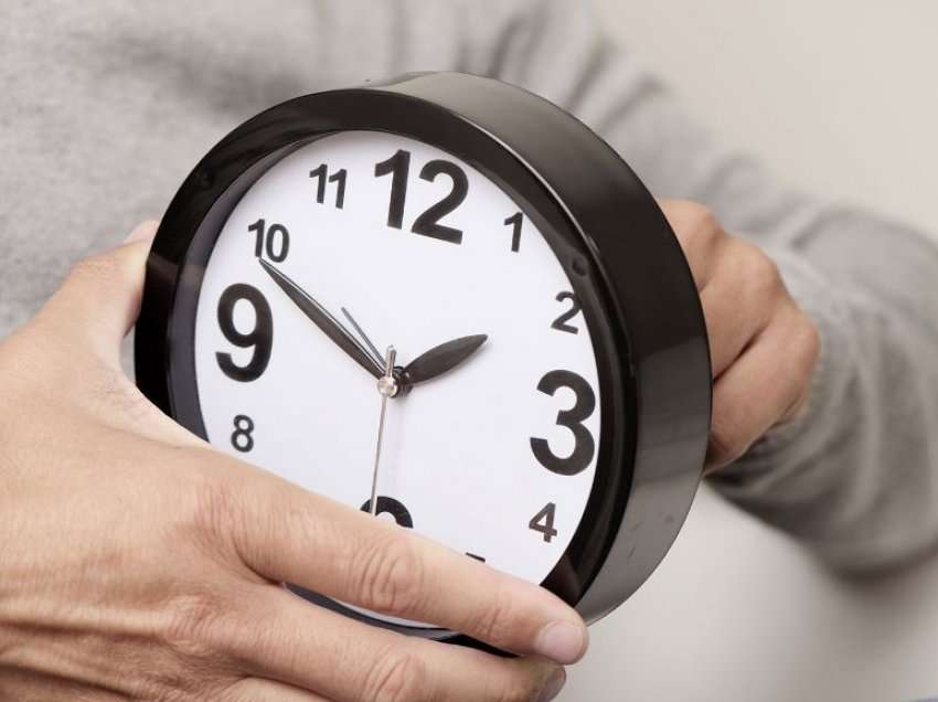 Nesër ndryshon ora, a do të flini një orë më shumë?