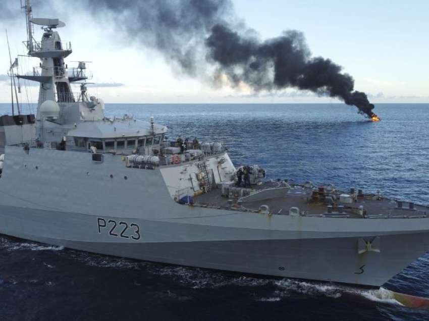Marina britanike djeg varkën e kontrabandistëve me 24 milionë paund kokainë në Karaibe