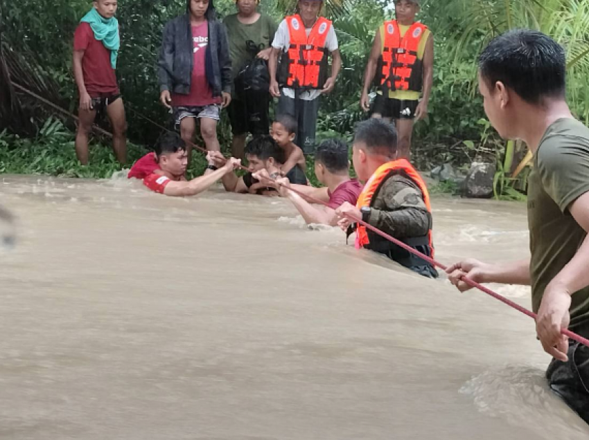 Stuhia vdekjeprurëse i merr jetën 72 personave në Filipine