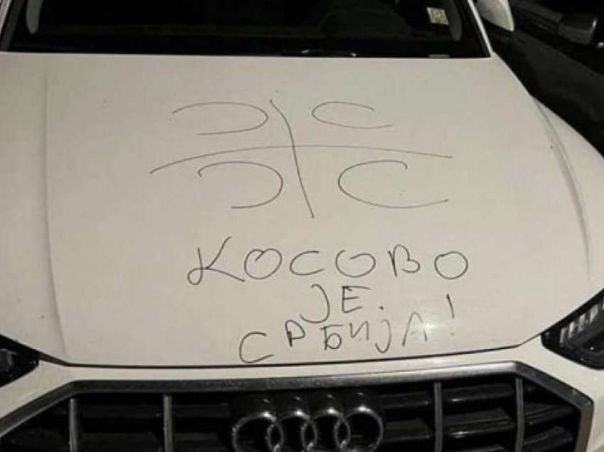 Pamjet/ Veturës me targa RKS në Kroaci i shkruhet “Kosova është Serbi”