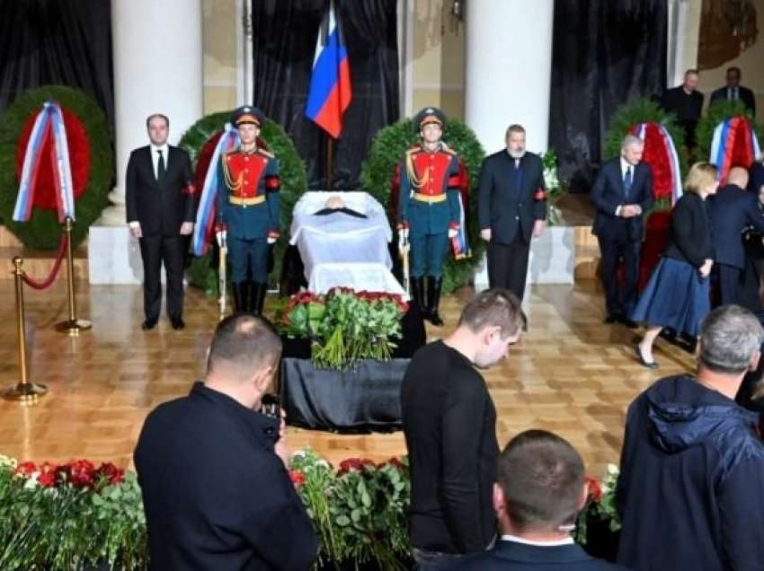 Mijëra vetë i japin lamtumirën e fundit Gorbaçovit; mungon Putini