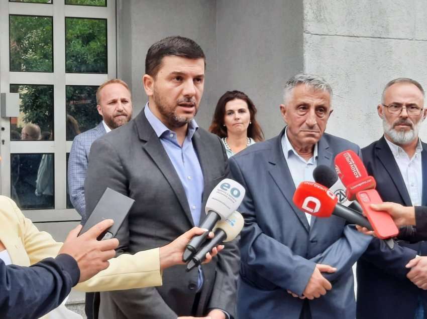 “Nuk lejojmë që Albin Kurti të bëhet diktator”/ Profesori i reagon Memli Krasniqit dhe Rrahman Jashari: U zbuluan!