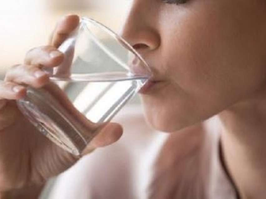 Nëse vëreni këto simptoma, pini më pak ujë