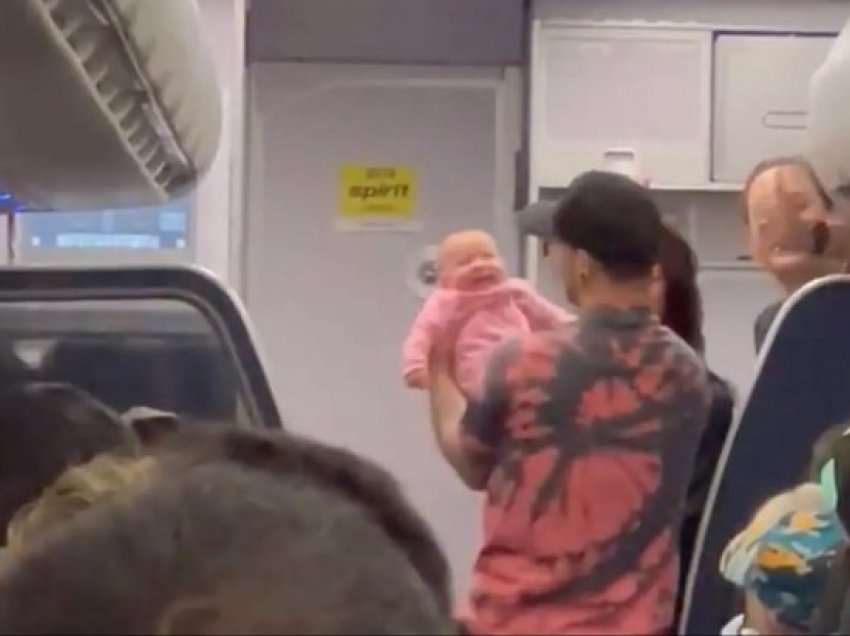 Buzët iu bënë lejla dhe nuk po merrte frymë, infermierja shpëton foshnjën në avion