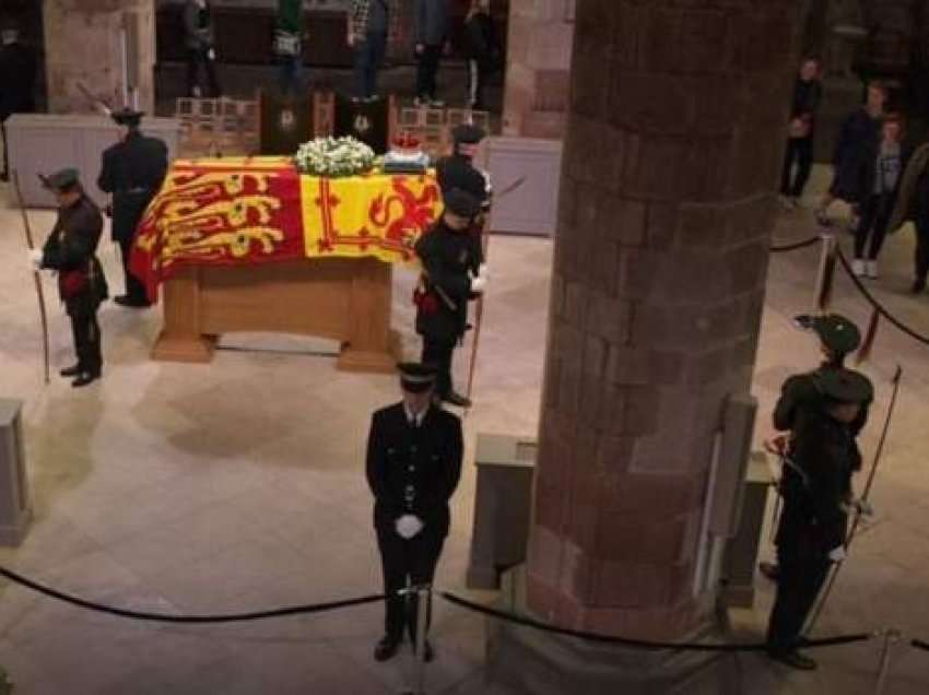 LIVE: Qytetarët nisin homazhet në nderim të Mbretëreshës në Edinburg   