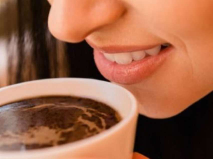 A mund të pish kafe pa zverdhur dhëmbët? Dentistët zbulojnë 2 mënyra
