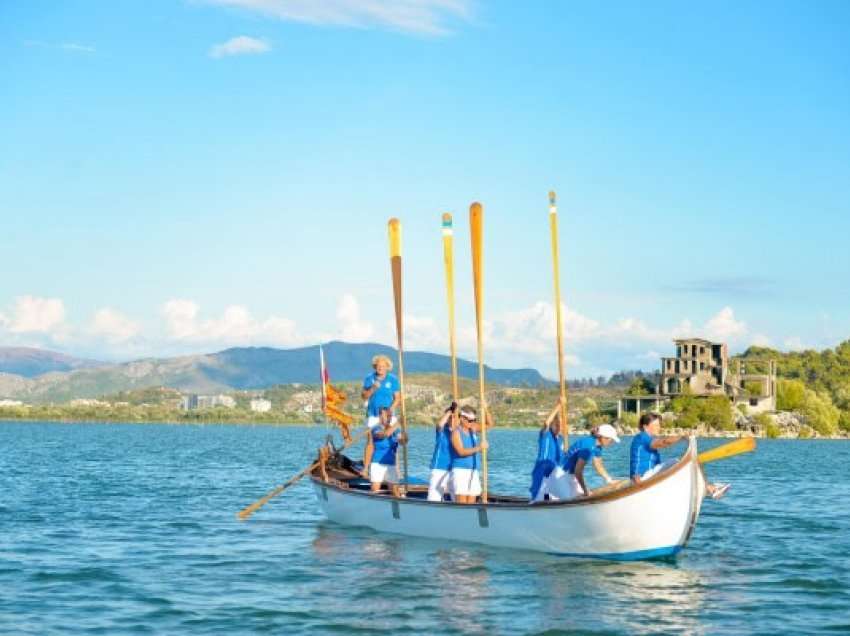 ​Gondolat veneciane lundrojnë në liqenin e Shkodrës