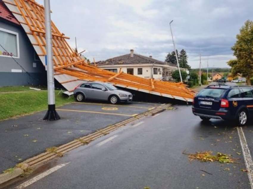 Shtëpi pa pullaze e vetura të dëmtuara – Krocia goditet nga një stuhi e fuqishme