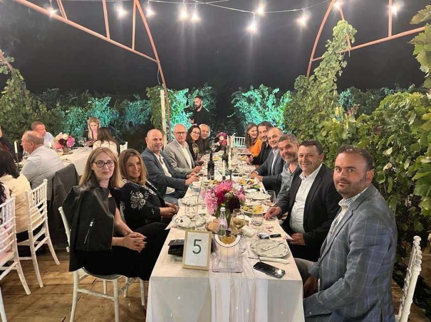 Deputetë e kryetarë komunash të PDK-së dhe LDK-së darkojnë së bashku – s’mungojnë verërat