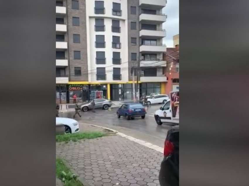 Video/ Momenti kur trupat e FSK-së parakalojnë në Mitrovicë 