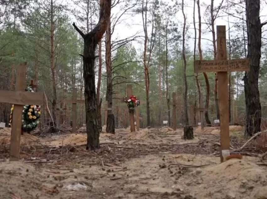 Video tronditëse e varreve masive në Izium të Ukrainës, kryqet “pushtojnë” pyllin