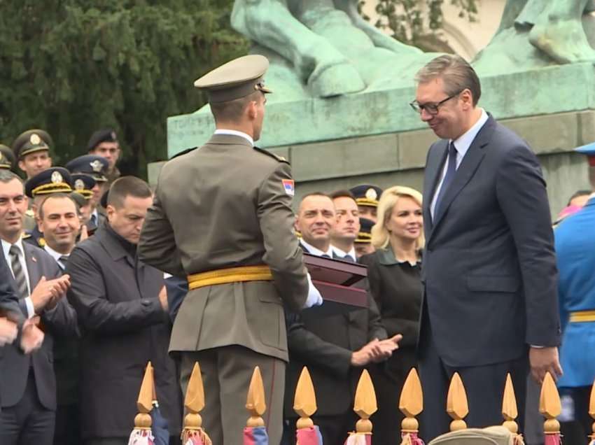 Vuçiqi para ushtrisë serbe: Nuk e japim asnjë pëllëmbë të Kosovës