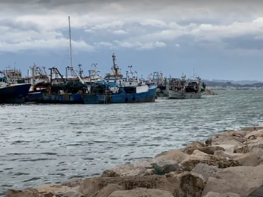 Situatë e qetë në Durrës, por për arsye sigurie nuk lejohet dalja në det e peshkarexhave