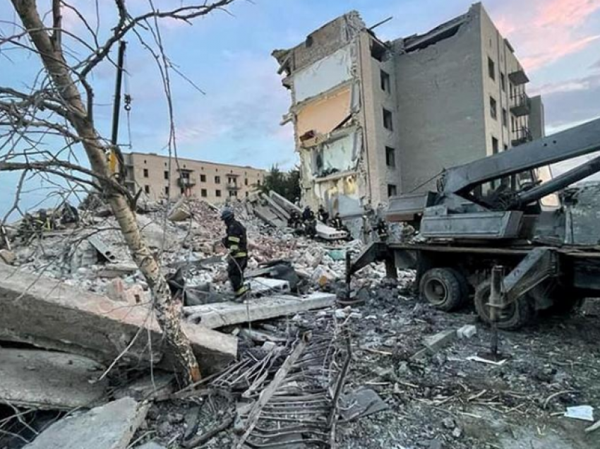 Dy të vrarë dhe 11 të plagosur nga bombardimet ruse në Donetsk