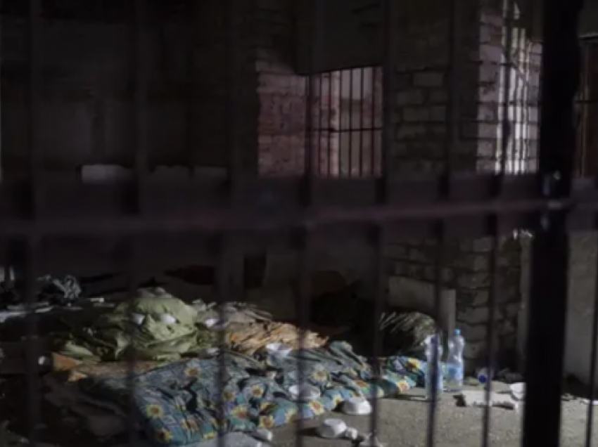 Prokurorët ukrainas kontrolle në fshatin e çliruar, gjendet një bodrum kur rusët torturonin civilët