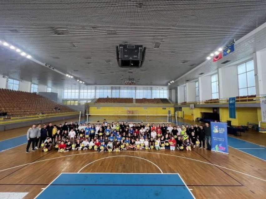 ​Më shumë se 100 fëmijë morën pjesë në festivalin e volejbollit për fëmijë