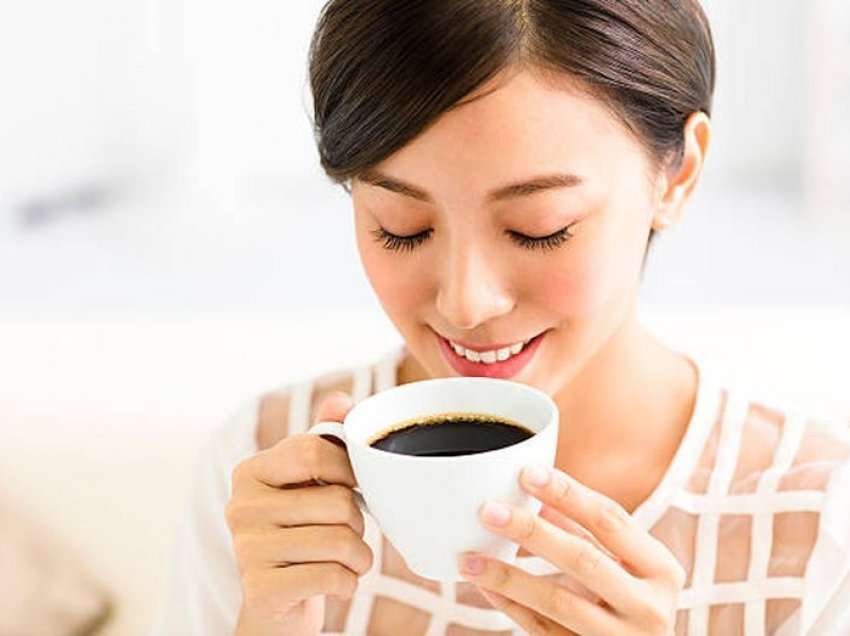 A mund të pish kafe pa zverdhur dhëmbët? Dentistët zbulojnë 2 mënyra si