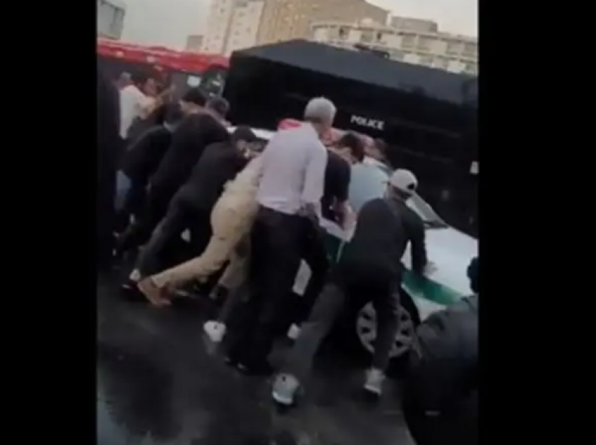 Protestuesit anti-qeveritarë në Iran përmbysin makinën e policisë pas vdekjes së 22-vjeçares