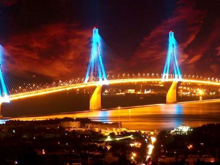 Greqia fik dritat e një prej urave më të gjata në botë për të kursyer energji