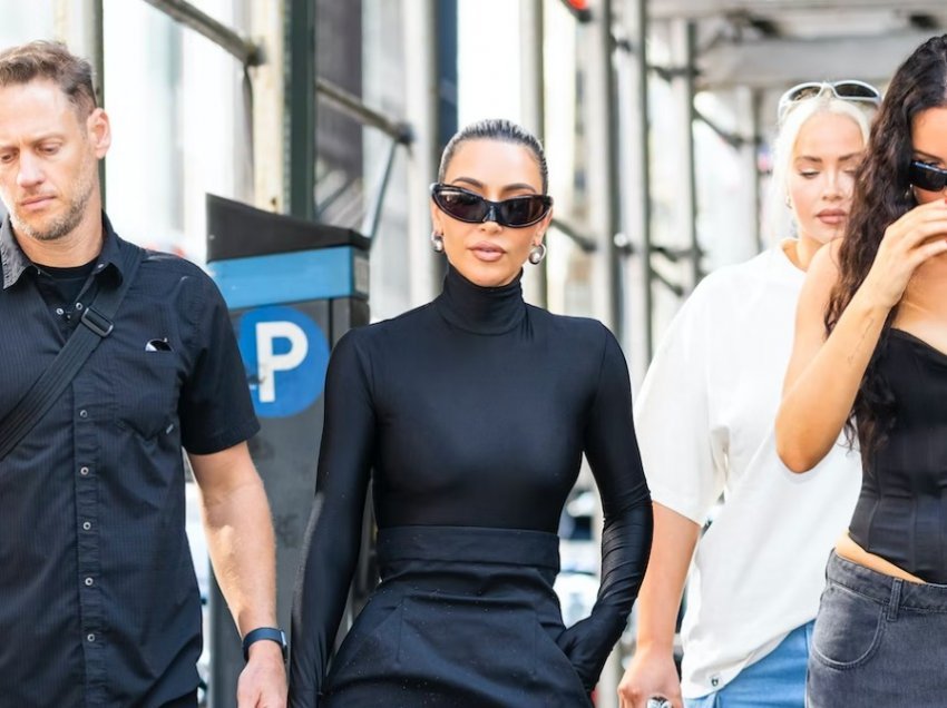 Njeriu që ‘vuan’ për hir të modës! Kim Kardashian është e aftë të rrezikojë çdo gjë kur bëhet fjalë për veshjen e duhur…