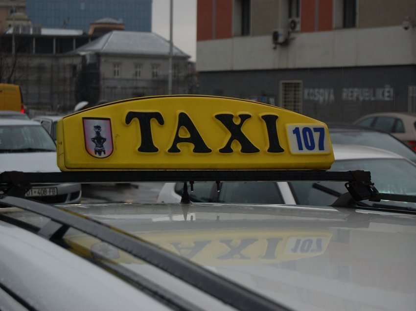Dy taksistë rrihen mes vete në Prishtinë, dalin pamjet