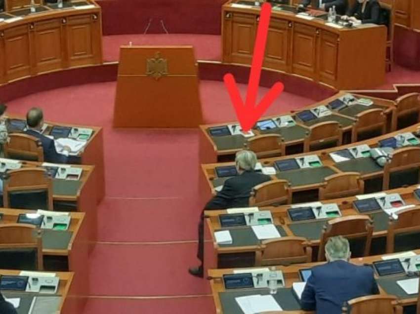 Veprim i pazakontë i Berishës në parlament, ish-kryeministri ulet në karriget e deputetëve socialistë!