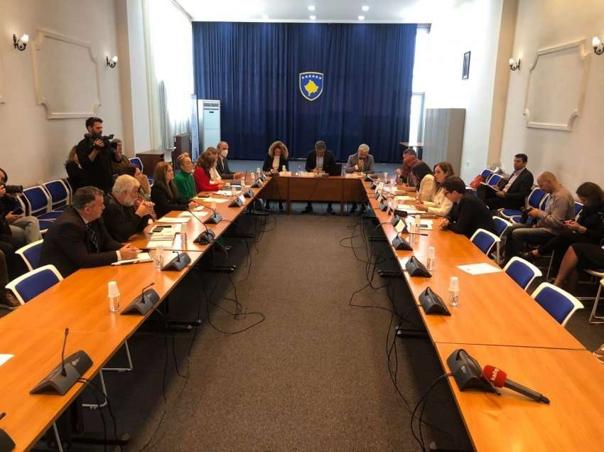 Përplasje mes deputetëve të VV-së, Rrahmani lëshon mbledhjen e Komisionit - propozim i ri për grevën