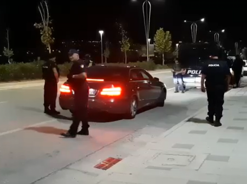 Pas Fierit, policia kontrolle edhe në Vlorë/ Nën “shënjestër” makinat me xhama të zinj