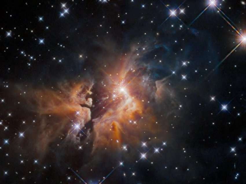 ​Hubble kap një shpërthim misterioz 9000 vite dritë larg nga Toka
