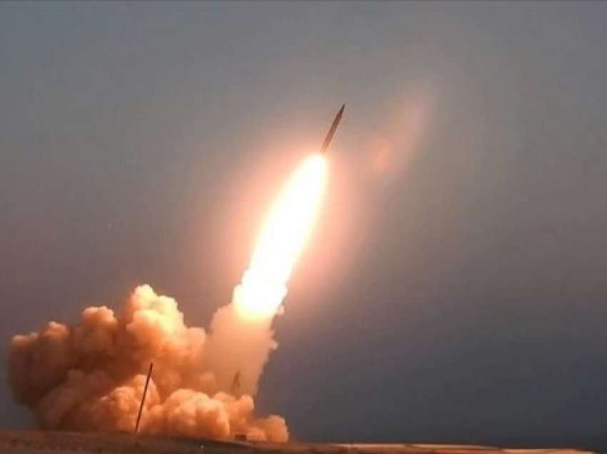 Koreja e Veriut provokon rëndë, lëshon një raketë balistike në det