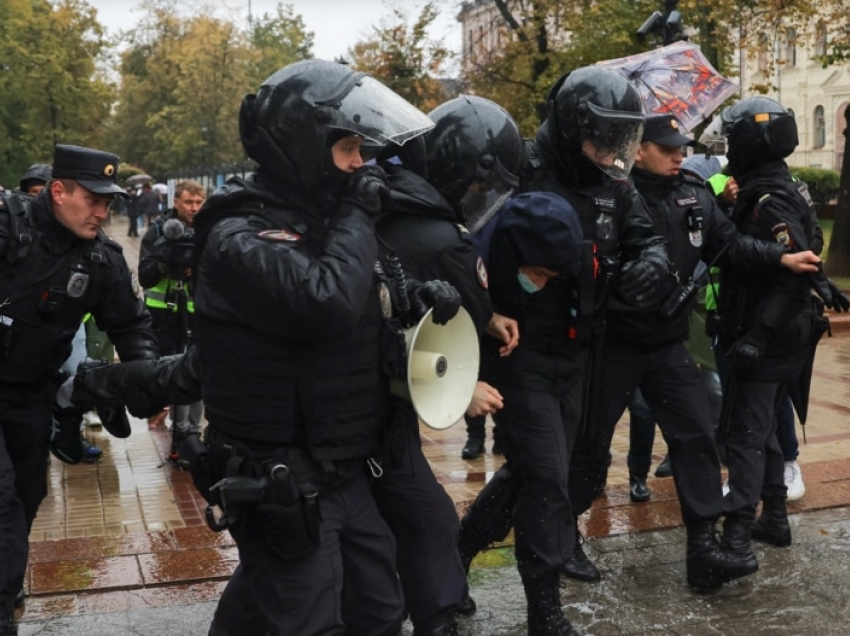 Policia ruse bllokon protestat kundër mobilizimit ushtarak, arreston mbi 700 persona