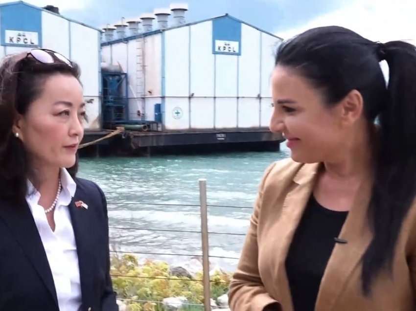   Yuri Kim dhe Balluku vizitojnë termocentralet lundruese, ambasadorja amerikane: Do të sigurojnë energji për 200 mijë familje në vit