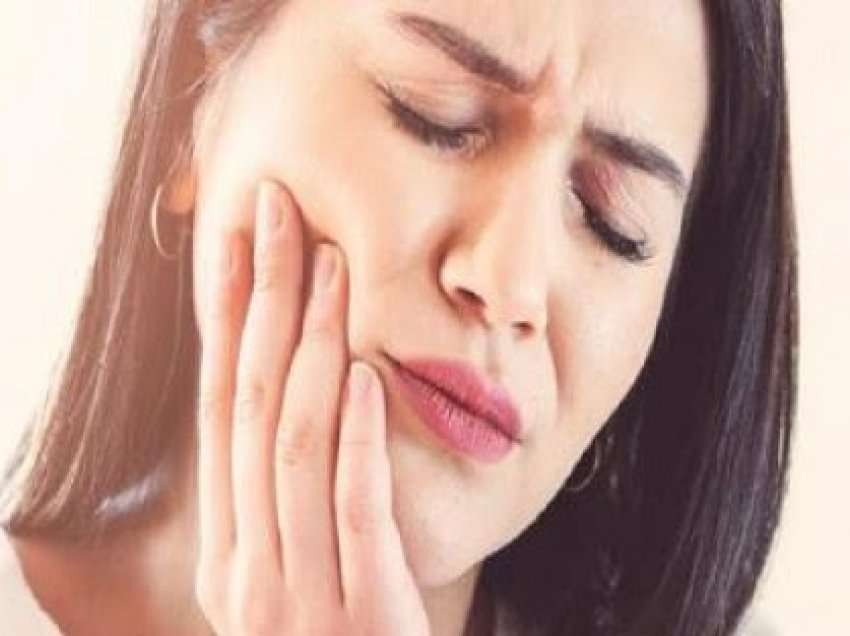 5 mënyra për të ndaluar gjakderdhjen e mishrave të dhëmbëve