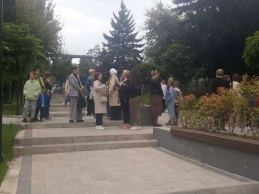 Prindërit përmes protestës kërkojnë të fillojë greva në shkollën “Faik Konica”