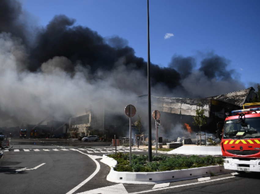 Zjarri monstruoz shkatërron tregun gjigant të shumicës në Paris 