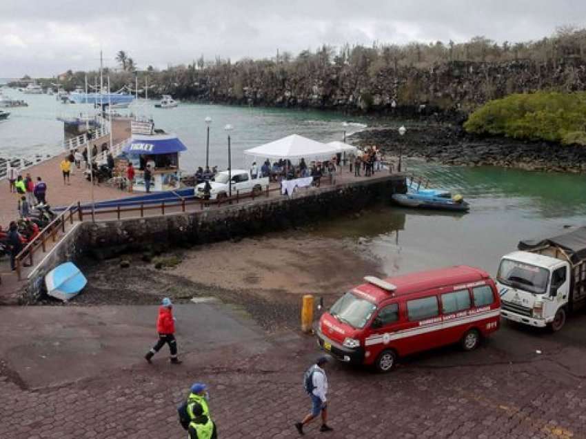 Përmbytet varka me turistë në Galapagos, katër të vdekur, dy ende të zhdukur